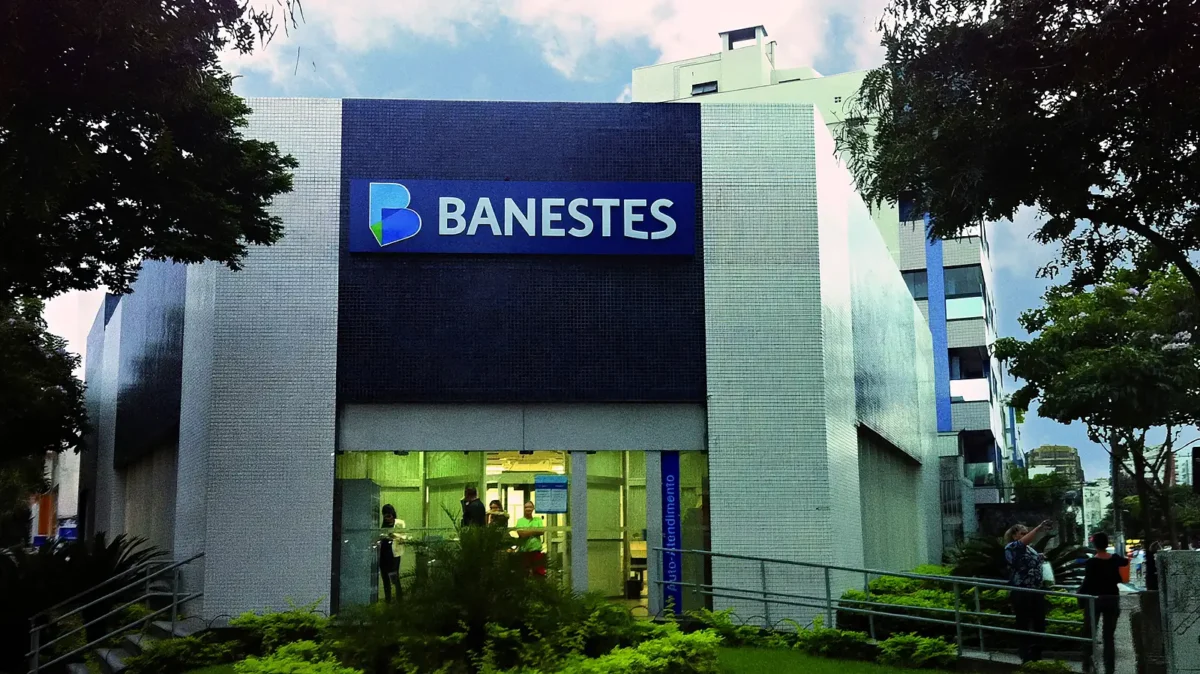 Agência do Banestes em Jardim da Penha, em Vitória, com fachada de pastilhas e letreiro azul com o nome do banco