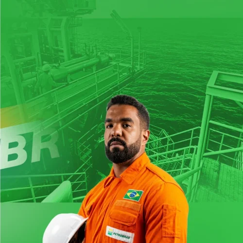 Técnico da Petrobras de macacão laranja com capacete branco, em plataforma com fundo verde